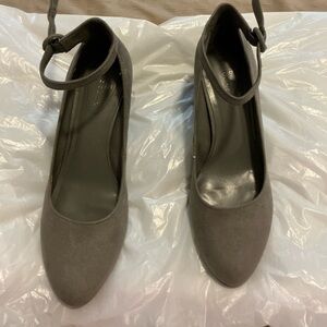 Bandolino Gray Ankle Strap Heels with Rounded Toe.   Worn once.